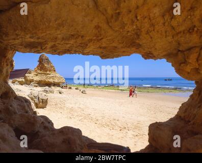 Blick auf den Strand von der Höhle, Praia Dona Ana, Lagos, Lagos Gemeinde, Faro Bezirk, Algarve Region, Portugal Stockfoto