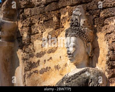 Alte Stuckmuster, Wat Chet Yot Tempel, B.E. 1998 König Bhumibol Adulyadej der 9. König der Mangrai Dynastie erbaut aus Laterit mit st Stockfoto