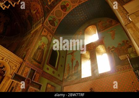 Sonnenlicht scheint in Sioni Kathedrale der Dormition oder Tbilisi Sioni Kathedrale, eine schöne historische orthodoxe Kirche in Tbilisi, Georgien Stockfoto