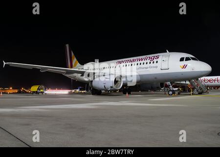 Germanwings Airbus A319-132 (D-AGWX) in der Nacht am Flughafen Stuttgart veröffentlicht Stockfoto