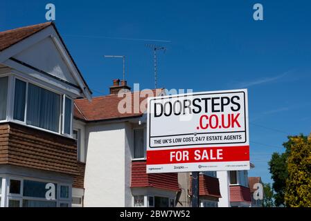 Türtreppen zum Verkauf Schild. Immobilienmarkt Online Immobilienmakler. Verkauf von Werbetafel außerhalb Haus, Haus, in Terrasse. Günstige Agentur. Internetadresse Stockfoto