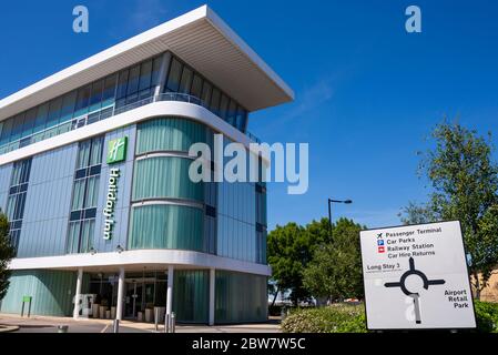Holiday Inn-Hotel am Flughafen London Southend. Unterkunft in der Nähe des Flughafens, Southend on Sea, Essex, Großbritannien. Expandierender Flughafen. Geschäftsreisen. Verkehrsschild Stockfoto