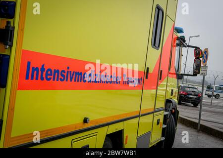 Intensivmedizinischer Transport des Bundeswehrkrankenhauses Ulm am Flughafen Stuttgart (29.03.2020) - Symbolbild Stockfoto