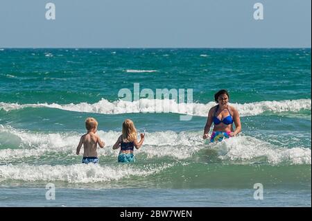 Inchydoney, West Cork, Irland. Mai 2020. Heute strömten die Menschen nach Inchydoney Beach, inmitten des heißen Wetters. Dies kommt, nachdem vier Jugendliche am Donnerstag letzten Jahres in Inchydoney gerettet wurden. Das Wetter ist für das gesamte Feiertagswochenende gut eingestellt. Credit: AG News/Alamy Live News Stockfoto