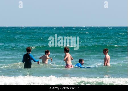 Inchydoney, West Cork, Irland. Mai 2020. Heute strömten die Menschen nach Inchydoney Beach, inmitten des heißen Wetters. Dies kommt, nachdem vier Jugendliche am Donnerstag letzten Jahres in Inchydoney gerettet wurden. Das Wetter ist für das gesamte Feiertagswochenende gut eingestellt. Credit: AG News/Alamy Live News Stockfoto