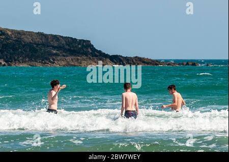 Inchydoney, West Cork, Irland. Mai 2020. Heute strömten die Menschen nach Inchydoney Beach, inmitten des heißen Wetters. Dies kommt, nachdem vier Jugendliche am Donnerstag letzten Jahres in Inchydoney gerettet wurden. Das Wetter ist für das gesamte Feiertagswochenende gut eingestellt. Credit: AG News/Alamy Live News Stockfoto