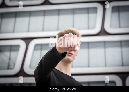 Jugendlicher schlägt mit Faust zu - Gewaltdarstellung Stockfoto