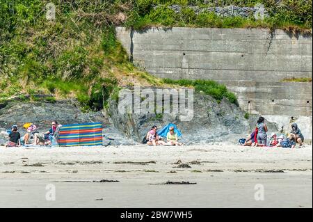 Inchydoney, West Cork, Irland. Mai 2020. Heute strömten die Menschen nach Inchydoney Beach, inmitten des heißen Wetters. Dies kommt, nachdem vier Jugendliche am Donnerstag letzten Jahres in Inchydoney gerettet wurden. Das Wetter ist für das gesamte Feiertagswochenende gut eingestellt. Credit: AG News/Alamy Live News Stockfoto