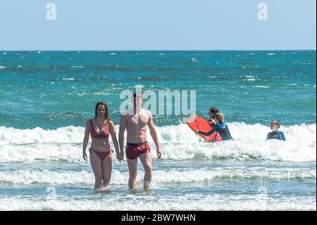 Inchydoney, West Cork, Irland. Mai 2020. Heute strömten die Menschen nach Inchydoney Beach, inmitten des heißen Wetters. Dies kommt, nachdem vier Jugendliche am Donnerstag letzten Jahres in Inchydoney gerettet wurden. Das Wetter ist für das gesamte Feiertagswochenende gut eingestellt. Credit: AG News/Alamy Live News Stockfoto