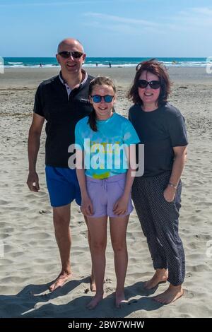 Inchydoney, West Cork, Irland. Mai 2020. Heute strömten die Menschen nach Inchydoney Beach, inmitten des heißen Wetters. Am Strand genossen Neil, Aoibhín und Karen O'Brien aus Clonakilty. Das Wetter ist für das gesamte Feiertagswochenende gut eingestellt. Credit: AG News/Alamy Live News Stockfoto