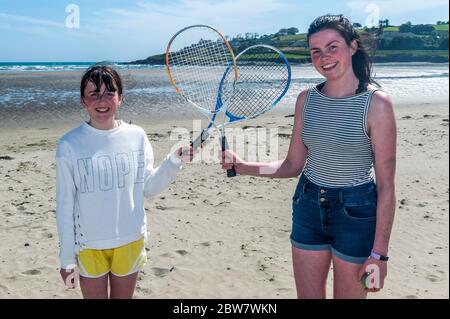 Inchydoney, West Cork, Irland. Mai 2020. Heute strömten die Menschen nach Inchydoney Beach, inmitten des heißen Wetters. Am Strand genossen Kate und Chloe Griffin aus Clonakilty ein Tennisspiel. Das Wetter ist für das gesamte Feiertagswochenende gut eingestellt. Credit: AG News/Alamy Live News Stockfoto