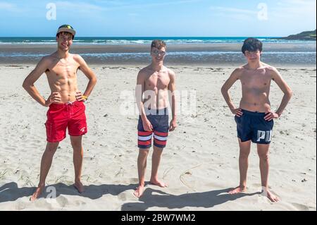 Inchydoney, West Cork, Irland. Mai 2020. Heute strömten die Menschen nach Inchydoney Beach, inmitten des heißen Wetters. Am Strand genossen Liam Crowley, Harry Sutton und Jake Coffey aus Clonakilty. Das Wetter ist für das gesamte Feiertagswochenende gut eingestellt. Credit: AG News/Alamy Live News Stockfoto