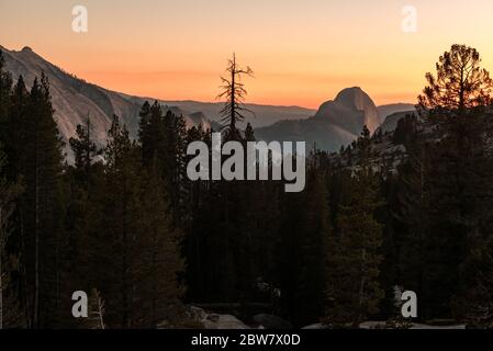 Sonnenuntergang Blick auf den Half Dome vom Olmsted Aussichtspunkt in Yosemite Stockfoto