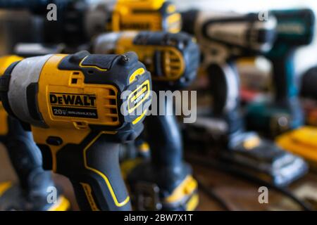 Maine, USA - 13. Mai 2020: Verschiedene Akku-Bohrmaschinen warten auf den Einsatz in einer Fabrikationswerkstatt Stockfoto