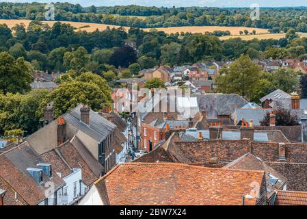 St Albans, England: Dächer der historischen Innenstadt mit der englischen Landschaft im Hintergrund vom Uhrenturm aus gesehen, im Sommer. Stockfoto