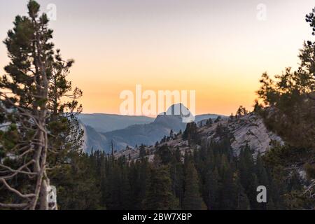 Sonnenuntergang Blick auf den Half Dome vom Olmsted Aussichtspunkt in Yosemite Stockfoto