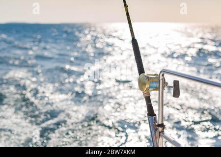 Nahaufnahme einer Angeltrommel auf dem Boot, tropisches Inselmeer mit sonnigem Wetter. Exxotic Sport und Freizeitaktivitäten Stockfoto