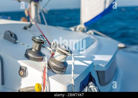 Segelboot Winde und Seil Yacht Detail. Yachting, Seilwinde auf einem Segelboot während des Segelns Stockfoto