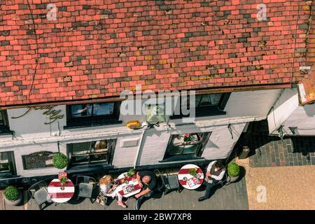 St Albans, England: Dächer der Altstadt und Außentische der Fleur de Lys (die gemütliche) Bar vom Uhrenturm aus gesehen, im Sommer. Stockfoto