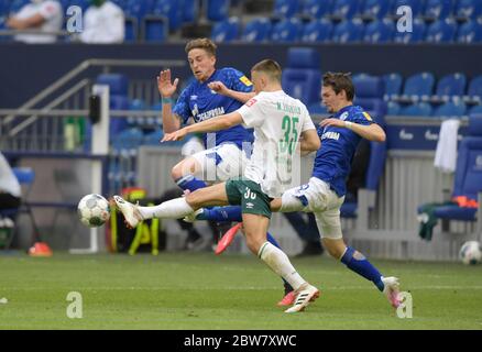 firo von links nach rechts Bastian OCZIPKA (GE), Maximilian EGGESTEIN (HB), Benito RAMAN (GE) Action, Fußball 1. Bundesliga, 29. Spieltag, FC Schalke 04 (GE) - SV Werder Bremen (HB), am 30. Mai 2020 in Gelsenkirchen/Deutschland. AnkeWaelischmiller/SVEN SIMON/Pool via/firo weltweit Stockfoto