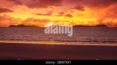 Landschaft der Cíes Inseln, wo der beste Strand der Welt ist, von Samil Strand in Vigo, Spanien aufgenommen. Stockfoto