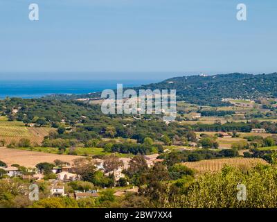 Panoramablick über den Golf von Saint-Tropez und die Landschaft von Ramatuelle, Französisch Riviera, Cote d'Azur, Provence, Südfrankreich Stockfoto