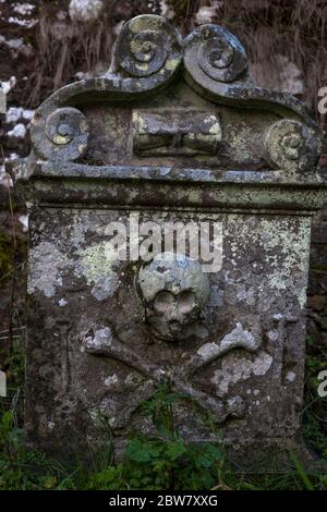 Schädel und Kreuzbein auf einem alten Grabstein, Old Temple Kirk, Midlothian, Schottland Stockfoto