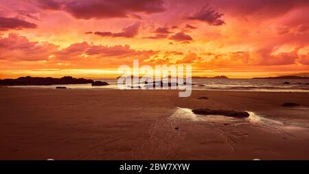 Landschaft der Cíes Inseln, wo der beste Strand der Welt ist, von Samil Strand in Vigo, Spanien aufgenommen. Stockfoto