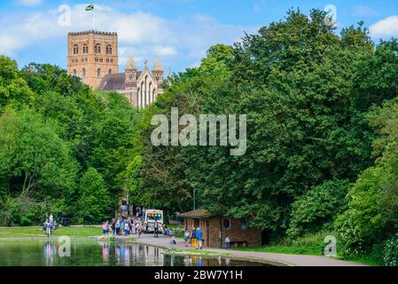 St Albans, England: St Albans Cathedral, oft auch als "die Abtei" bezeichnet, im Sommer vom Verulamium Park aus gesehen. Stockfoto