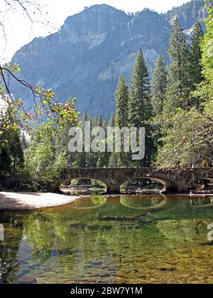 Yosemite National Park: Der Merced River vom Gelände des Ahwahnee Hotels Stockfoto