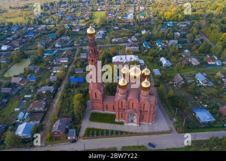 Draufsicht der alten Kirche der Auferstehung Christi (Rote Kirche) an einem Septembertag (Luftaufnahme). Stadt Vichuga, Ivanovo Region. Russland Stockfoto