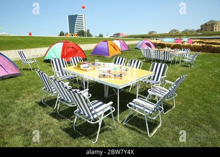 Einladende Garten Einstellungen mit einem Tisch und zwei Stühlen. Picknick Tisch Set . Stockfoto