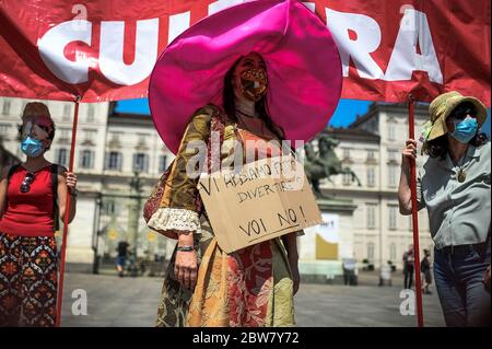 Turin, Italien - 30. Mai 2020: Ein Protestler hält ein Plakat mit der Aufschrift 'haben wir Sie zum Lachen gebracht? Sie haben nicht' während eines kulturellen Sektors Protest. Arbeiter im Showbusiness, im Unterhaltungs-, Kunst- und Kulturbereich fragen die italienische Regierung wegen des Coronavirus-Notfalls nach einem Grundeinkommen. Quelle: Nicolò Campo/Alamy Live News Stockfoto