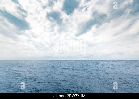 Panorama schöne Meerlandschaft mit Wolke an einem sonnigen Tag. Bedecktes Meer oder Meerwasser mit Horizont Stockfoto