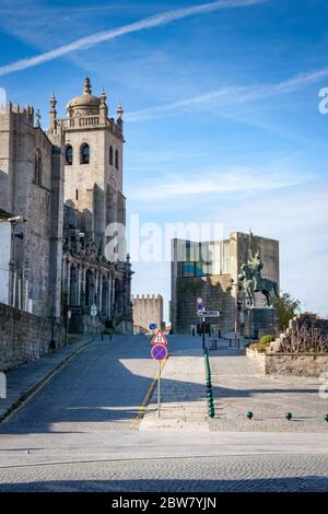 Statue von Vímara Peres und Kathedrale von Sé do Porto in Porto, Portugal Stockfoto