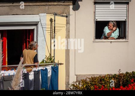 Ältere Bewohner auf ihren Balkonen in Ribeira in Porto, Portugal Stockfoto