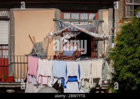 Ältere Bewohner auf ihren Balkonen in Ribeira in Porto, Portugal Stockfoto