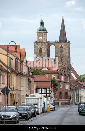 24. Mai 2020, Brandenburg, Jüterbog: Blick auf die Türme der Nikolaikirche. Seit gut zwei Jahren bestimmen Handwerker die Szene dort. In mehreren Bauphasen werden Dach und Dachstuhl des historischen Gebäudes, das Wahrzeichen der Flämingstadt, restauriert und sanieren. Jüterbog mit seiner mittelalterlichen Innenstadt ist Mitglied der Landesarbeitsgruppe "Städte mit historischen Stadtkernen". Foto: Paul Zinken/dpa-Zentralbild/ZB Stockfoto