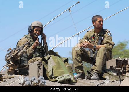 südisrael 23. juli 2014 israelische Soldaten auf einem Panzer neben der grenze zu gaza während eines Konflikts Stockfoto