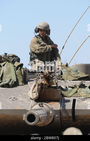 südisrael 23. juli 2014 israelische Soldaten auf einem Panzer neben der grenze zu gaza während eines Konflikts Stockfoto