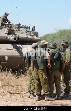 südisrael 23 juli 2014 israelische Soldaten neben einem Panzer an der grenze zu gaza während eines Konflikts Stockfoto