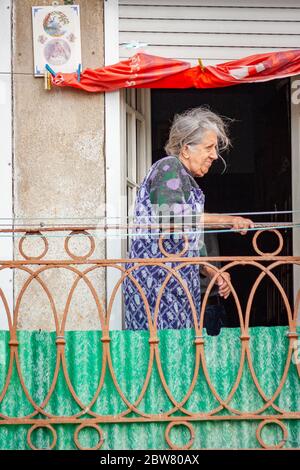 Ältere Bewohner auf ihren Balkonen in Porto, Portugal Stockfoto