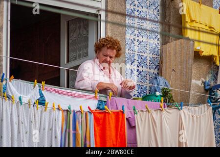 Ältere Bewohner auf ihren Balkonen in Porto, Portugal Stockfoto