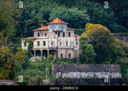 Ein altes zerstörtes Haus am Ufer des Douro Flusses in Porto, Portugal Stockfoto