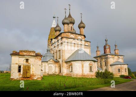 Die alte Kirche des Dorfes Parskoe an einem bewölkten Septembermorgen. Iwanowo Region, Russland Stockfoto