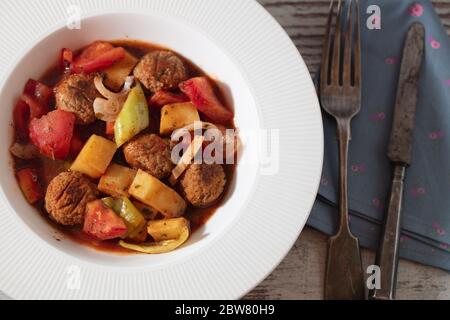 Izmir kofte / traditionelle türkische Fleischbällchen. Hunger, Essen... Stockfoto