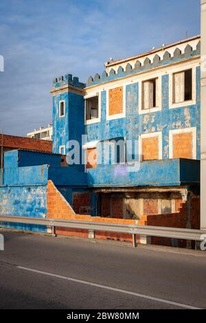 Ein altes Haus, das in der Rua da Praia in Porto, Portugal, abgerissen werden soll Stockfoto