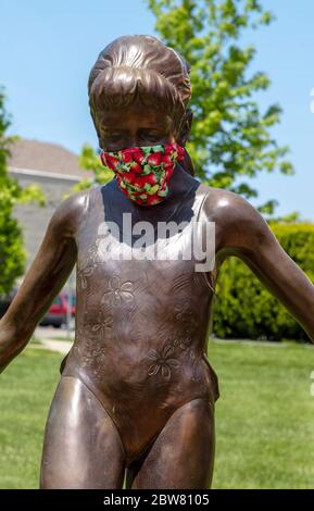 Masken auf Statuen, Covid-19 Ära, von James D Coppinger/Dembinsky Photo Assoc Stockfoto