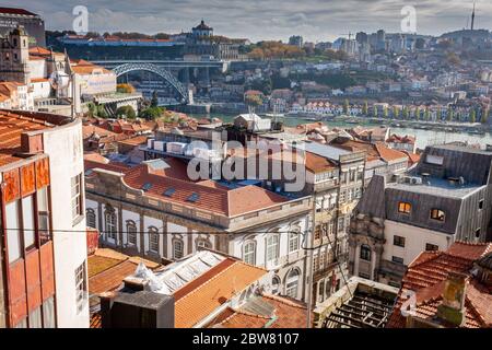 Ein Fernblick auf Igreja da Serra do Pilar und die Brücke Luís i in Porto, Portugal Stockfoto