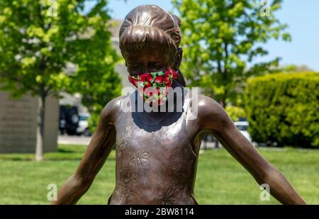 Masken auf Statuen, Covid-19 Ära, von James D Coppinger/Dembinsky Photo Assoc Stockfoto